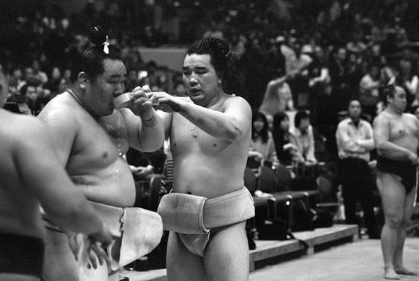 9 Ama giving water to the Yokozuna